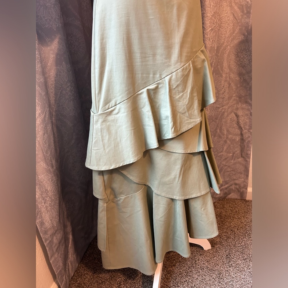 Banana Republic green tired maxi skirt outfit!